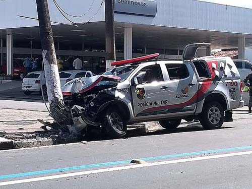 Viatura da PM se envolve em acidente e bate em cheio em poste na Fernandes Lima