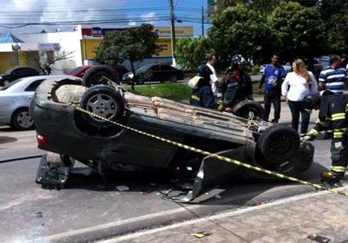 Carro capota na Durval de Góes Monteiro e deixa trânsito lento
