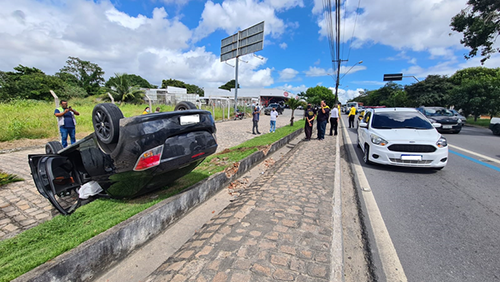 Carros batem e um tomba na Avenida Durval de Góes Monteiro