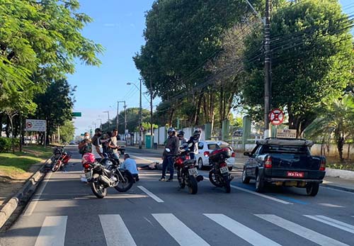 Pedestre é atropelado por moto na Fernandes Lima; trânsito fica lento
