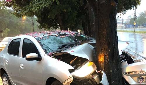 Carro com cinco pessoas colide em árvore na Avenida Fernandes Lima