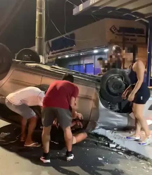 Mulher sobrevive após colisão e capotagem na Avenida Durval de Góis Monteiro