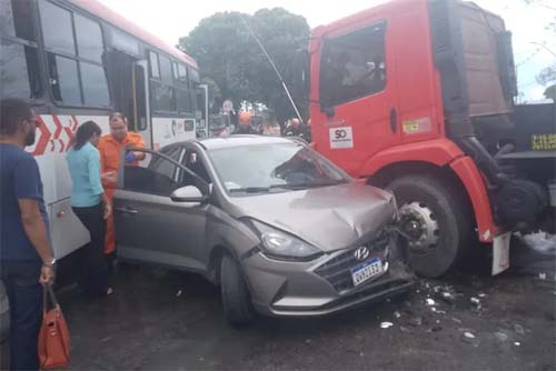 Mulher fica presa às ferragens após carro ser prensado entre ônibus e caminhão em Maceió