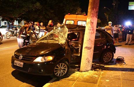 Mãe e filha ficam feridas em acidente entre dois carros no Farol, em Maceió