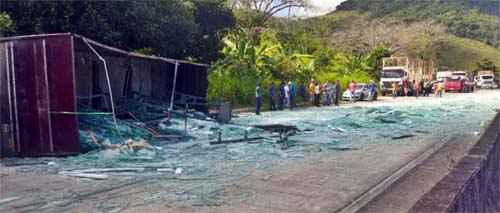 Caminhão com carga de vidro tomba e deixa trecho da BR-101 bloqueado em Flexeiras