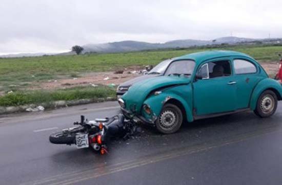 Homem fica ferido após colisão entre moto e fusca em Arapiraca