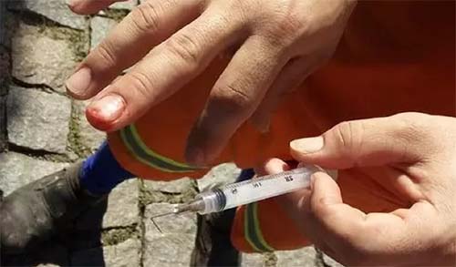 Acidentes com garis durante manuseio do lixo doméstico são corriqueiros e perigosos