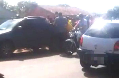 Ferido em acidente com moto, homem é levado para o HEA em carroçaria de veículo