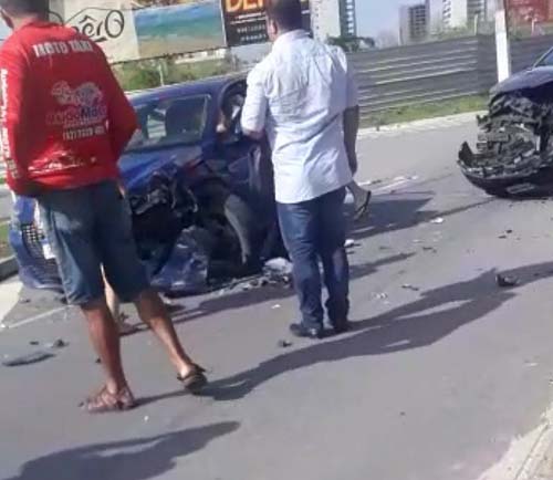 Veículos colidem frontalmente na Avenida Gustavo Paiva