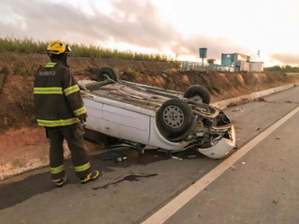 Carro capota e duas pessoas ficam feridas na BR-416
