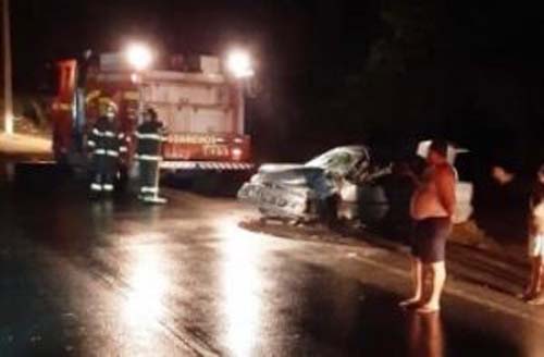 Colisão resulta em um preso às ferragens e mais cinco feridos