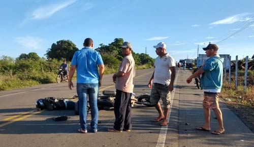 Policial militar morre após colidir com traseira de caminhão