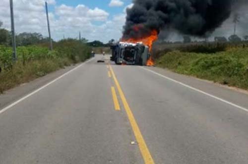 Carreta carregada de algodão tomba e pega fogo na AL-115 em Igaci