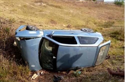 Capotamento deixa duas pessoas feridas em Igreja Nova