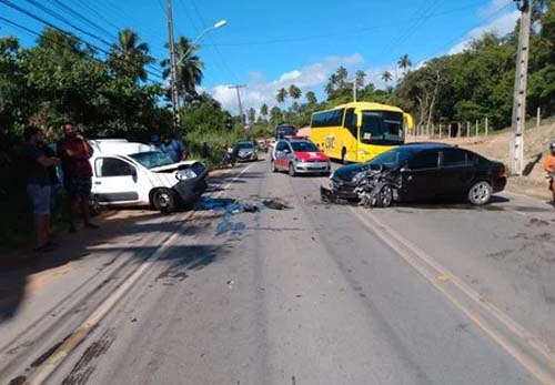 Dois carros e uma moto se envolvem em grave acidente em Jacarecica, Maceió