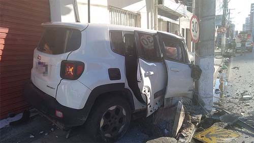 Carro colide com poste e tem dianteira destruída na Pajuçara, em Maceió, neste domingo.