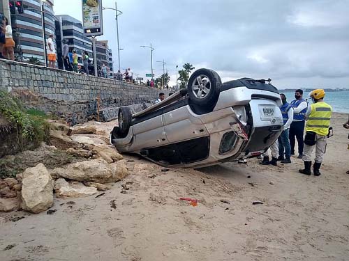 Carro capota em Ponta Verde e vai parar na areia da praia