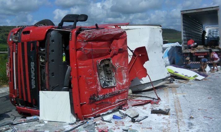 Colisão entre duas carretas para o trânsito na BR 101 em Jequiá da Praia
