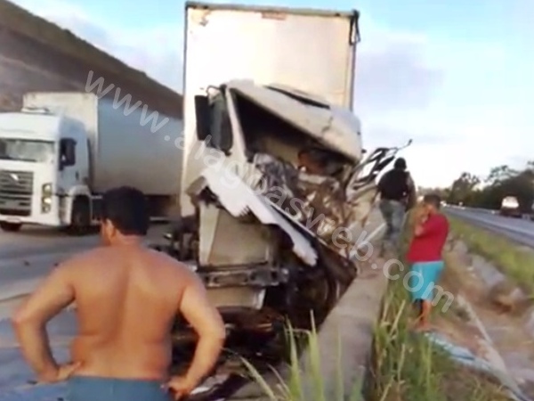 Motorista fica preso às ferragens em colisão entre carretas em Jequiá da Praia