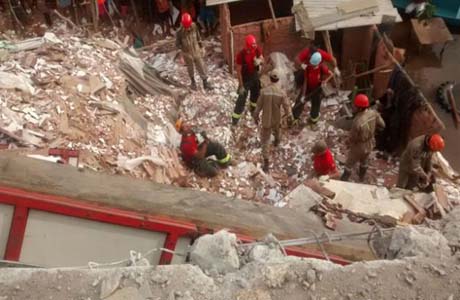 Carreta tomba, atinge casas e mata três crianças soterradas