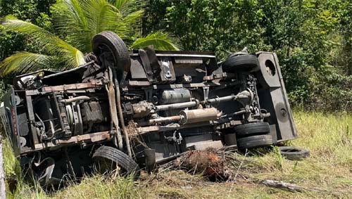 Duas pessoas ficam feridas após colisão frontal entre caminhão e carro-forte