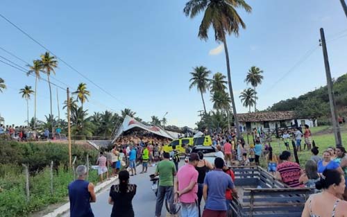 Motorista de carreta que tombou em Jequiá da Praia morre eletrocutado 24h depois do acidente