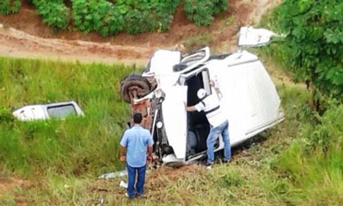 Transporte complementar capota e seis pessoas ficam feridas