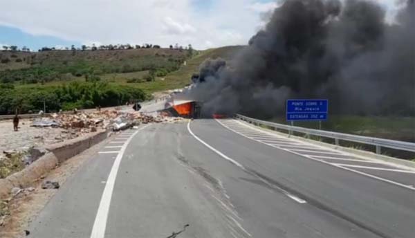 Motorista morre após carreta tombar e pegar fogo na BR-101