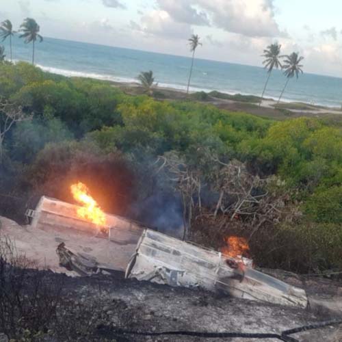 Caminhão carregado com combustível capota e pega fogo em trecho da AL-101 Sul, em Jequiá da Praia