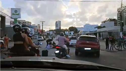 Acidente na Avenida João Davino deixa quatro pessoas feridas em Maceió, sendo uma em estado grave