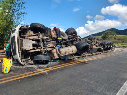 Caminhão carregado de refrigerantes tomba na BR-101 na cidade de Joaquim Gomes