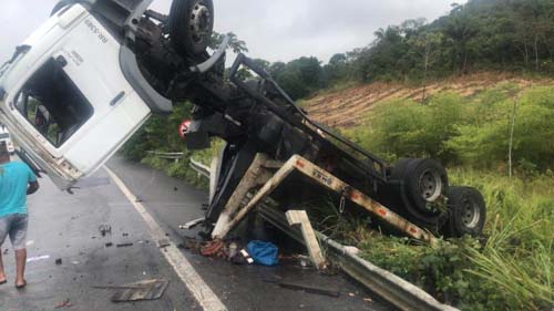 Caminhão capota na BR-101 e deixa motorista gravemente ferido