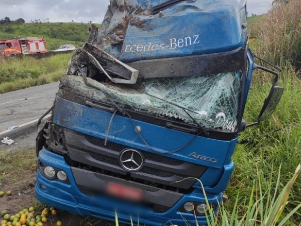 Carreta com carga de laranjas tomba em trecho da BR-101, em Joaquim Gomes