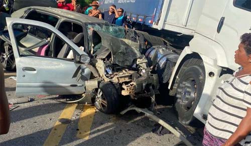 Motorista morre e passageiro fica ferido após colisão entre carro e caminhão