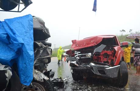 Forte chuva deixa pista alagada e provoca acidente na BR 101