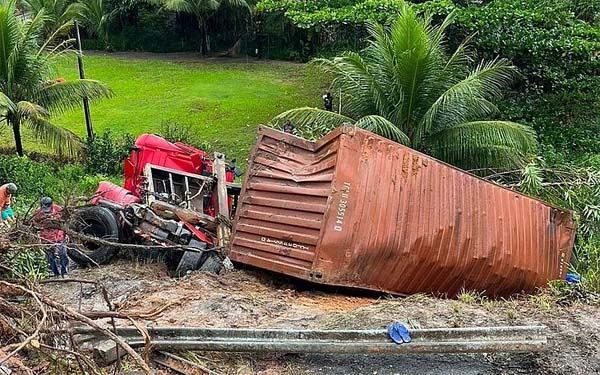 Caminhão capota e idoso fica ferido na BR-101, em Joaquim Gomes