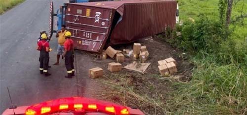 Carreta com tampas de garrafas pet tomba em rodovia de Joaquim Gomes