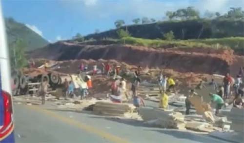 Acidente na BR-101 provoca saque de cargas em Joaquim Gomes