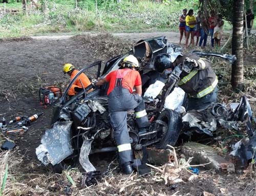 Jovem de 17 anos morre em colisão entre carro e carreta na BR-101