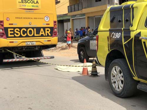 Porta abre, estudante de 15 anos cai e morre ao ser atropelado por ônibus escolar em Alagoas