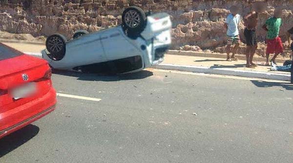 Capotamento deixa um ferido na Avenida Josepha de Mello, em Maceió