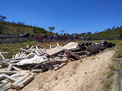 Carreta capota e condutor morre na BR-101, em Junqueiro