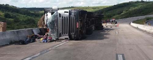 Mulher morre após carreta com carga de margarina tombar em Junqueiro, AL