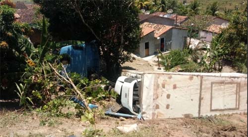 Carreta carregado de margarina tomba na BR-101, em Junqueiro