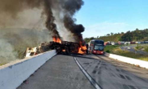 Motorista morre após ser arremessado de carreta que tombou e incendiou: Vídeo
