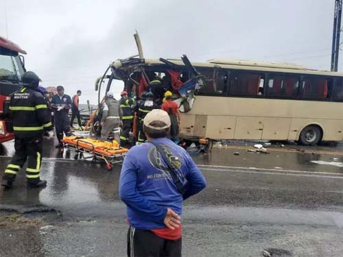 Colisão entre ônibus e caçamba deixa feridos na Ladeira do Catolé