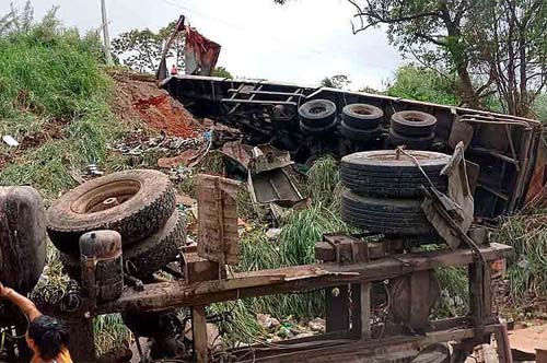 Motorista fica ferido após carreta tombar em São José da Laje