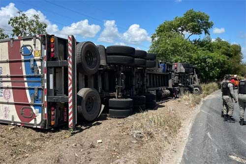 Homem fica ferido após carreta tombar em trecho da Ladeira do Catolé