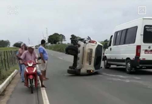 Carro com empresário de Arapiraca sofre capotamento na AL-115