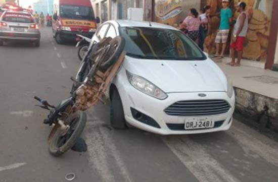 Jovem causa acidente após fugir da polícia por praticar direção perigosa